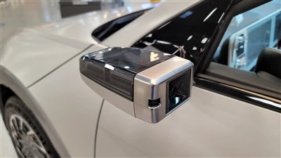 Musk reitera que Tesla eliminará los espejos retrovisores físicos.