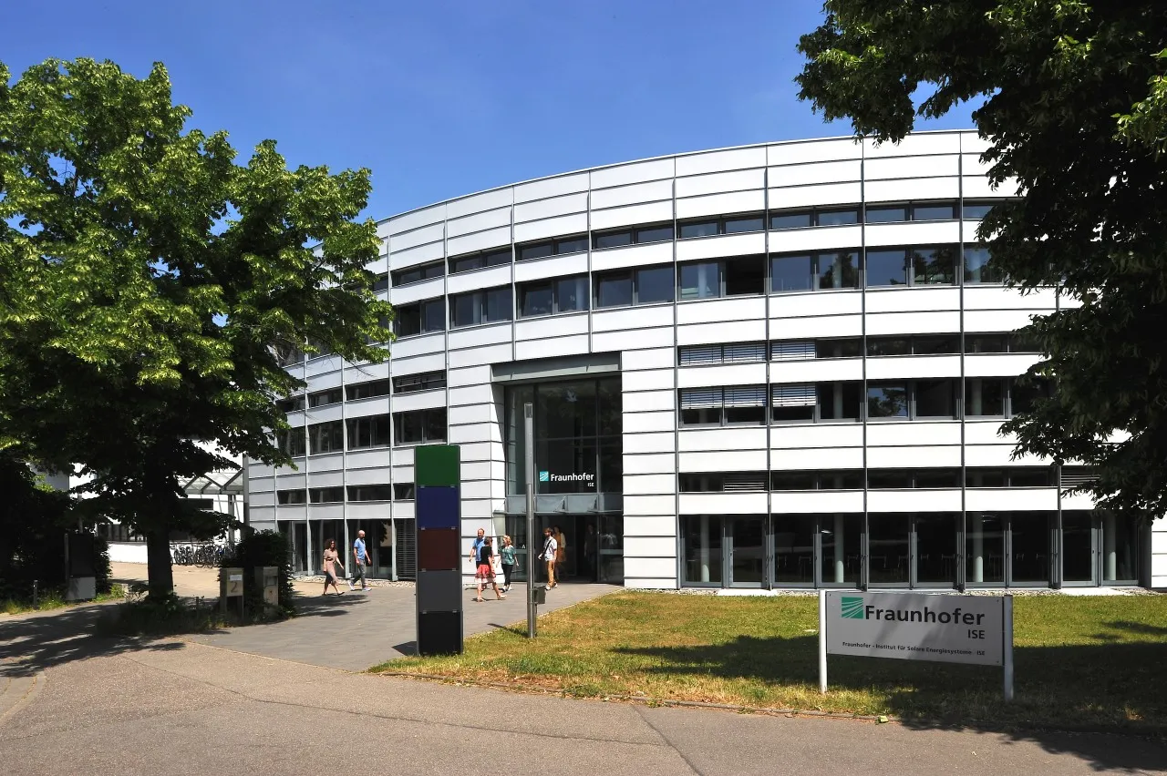 Fraunhofer ISE produce una célula solar multiunión con una eficiencia del 36,1%