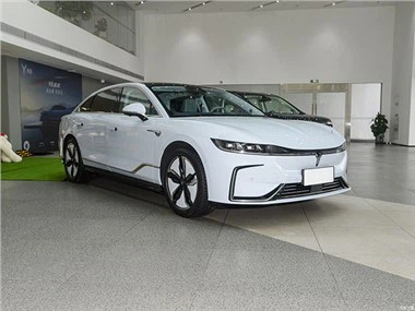 Sedán eléctrico Voyah Zhuiguang con vehículo eléctrico de doble motor y conducción en todas las ruedas