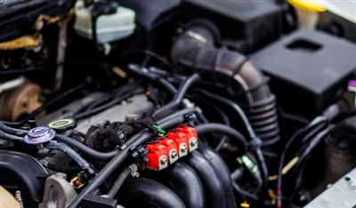 ¿Qué causa que un automóvil pierda potencia a alta velocidad?