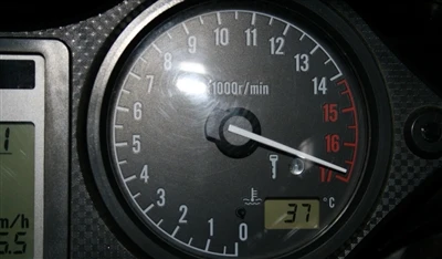 ¿Por qué las motocicletas generalmente tienen RPM más altas que los automóviles?