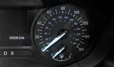 ¿En qué medida se relaciona la velocidad máxima de un automóvil con la cilind...