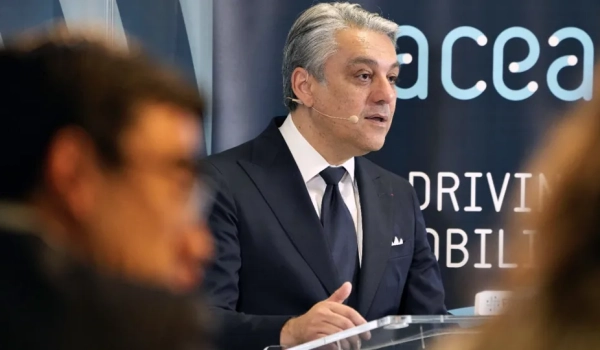 Ejecutivo de Renault confía en que la UE flexibilizará las regulaciones sobre...