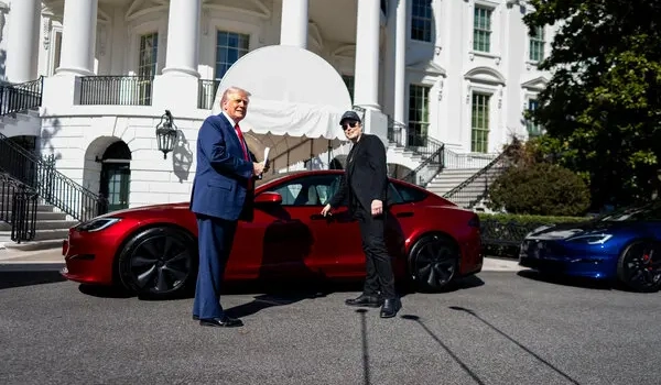 Trump planea comprar un-nuevo Tesla para apoyar a Musk